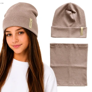 Elegancki komplet dziewczęcy beżowa czapka beanie z boczną naszywką TK + komin dwuwarstwowy